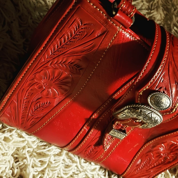 American West Handbags - SALE🦂 "AMERICAN WEST" MEDIUM TOOLED SHOULDER BAG